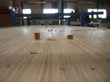 Dessus de table en bois massif - tenon mortaise et cheville
