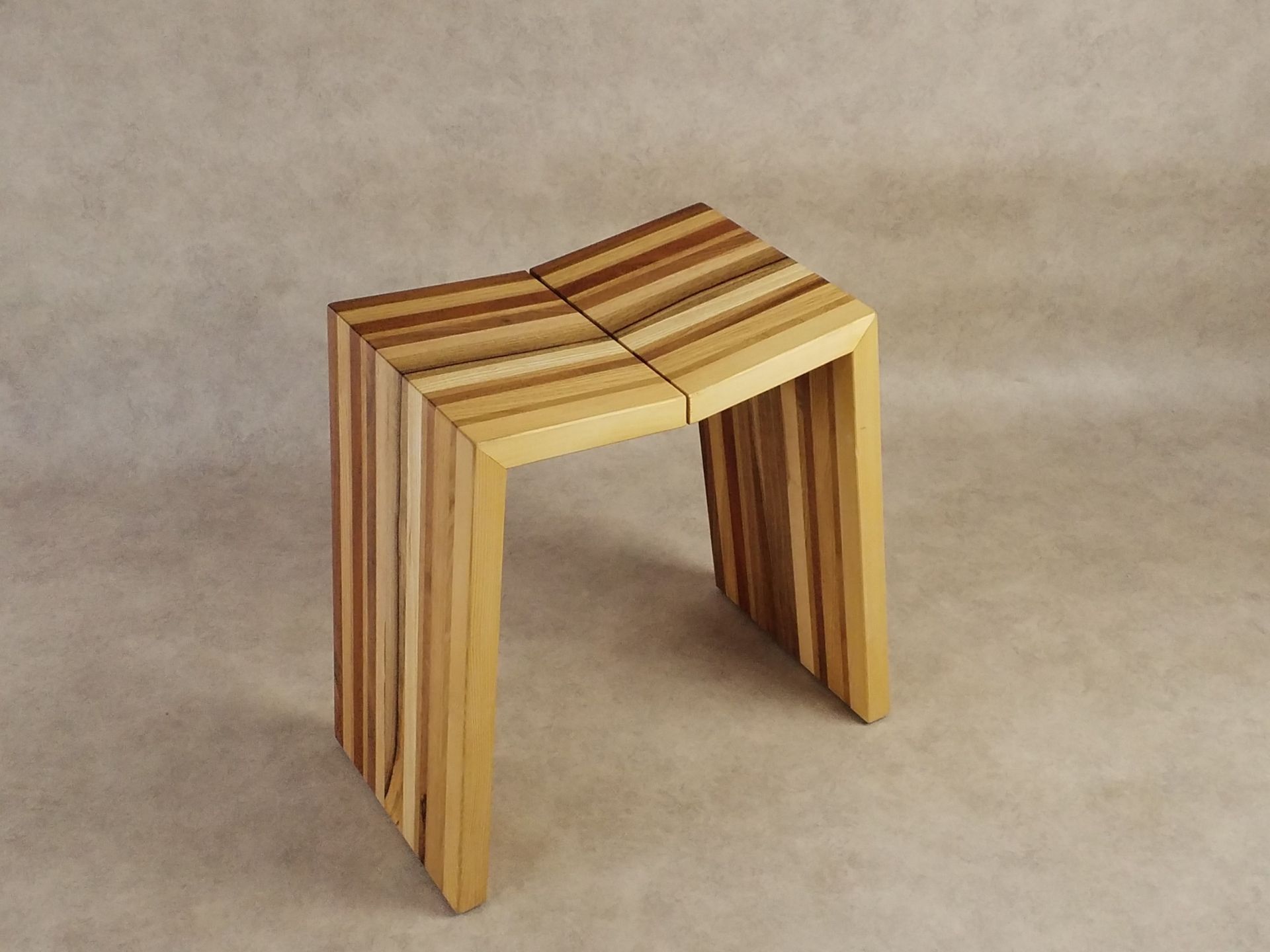Tabouret le Mezenc - lamellé d'essences de bois de pays - Création et réalisation de meuble contemporain Vallon Joseph Ebeniste Ardeche